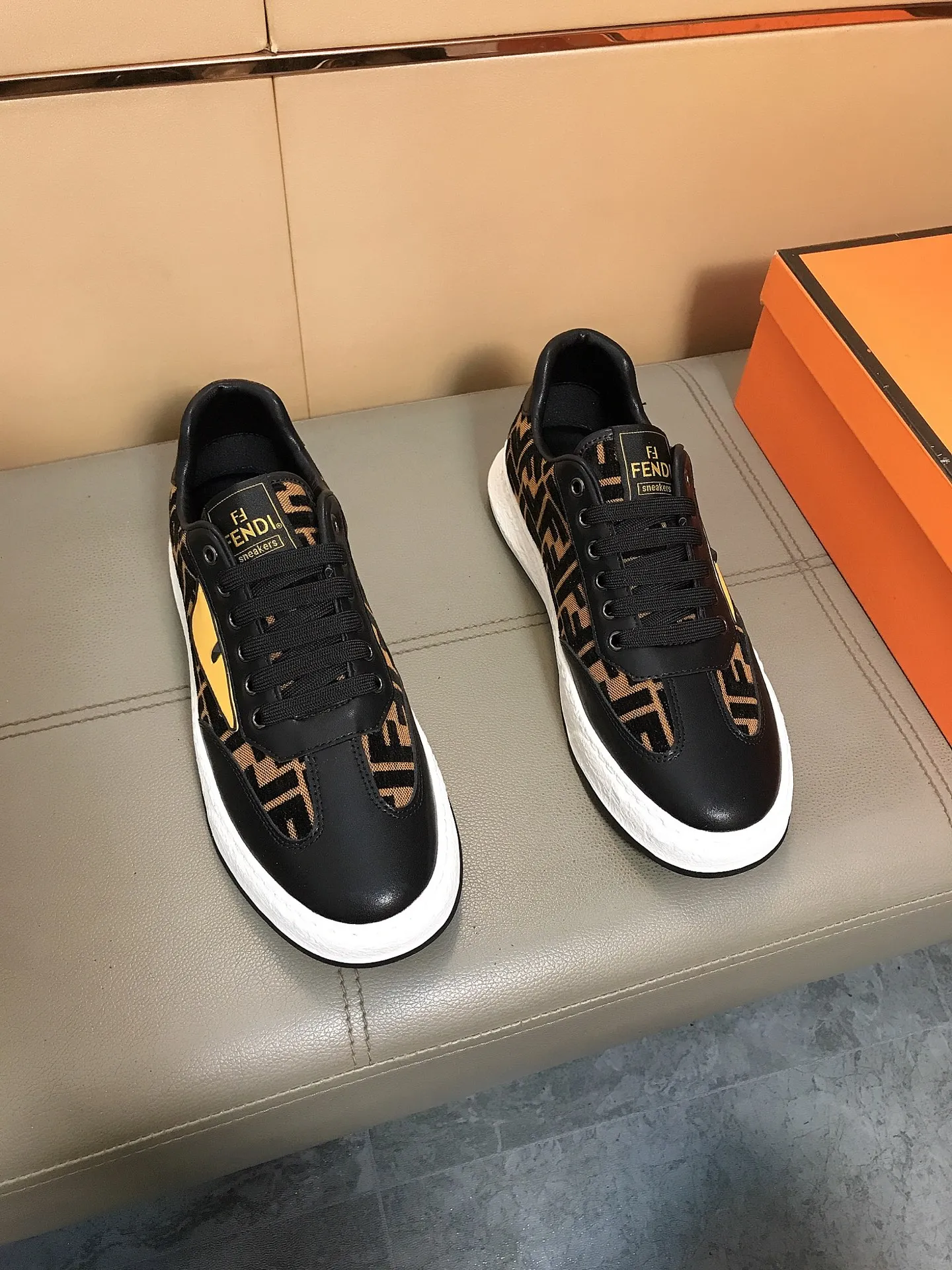 Men's Men's Shoes 230 🔆🔆👉Fendi [Fendi] Men's new low-top casual shoes are on the market🔥The shoe body is made of brand-specific printed fabric + cowhide, sheepskin foot pads, breathable and not covering the feet! Fashionable casual shoes 🙈Outsole is ultra-light, non-slip and wear-resistant👣 Standard size 38-44